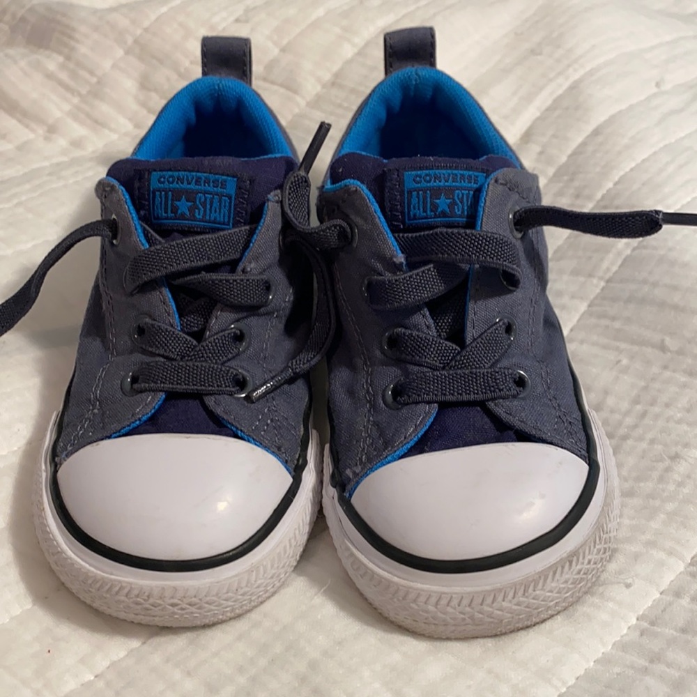 Converse All Star Toddler Boy Sz 8 sneakers.